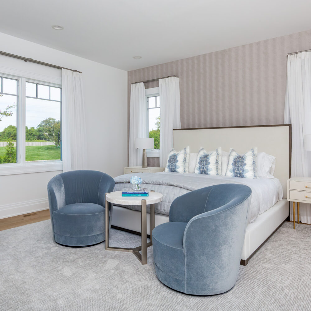 Junior Primary Suite Bed & Lounge With Window View - Main Level