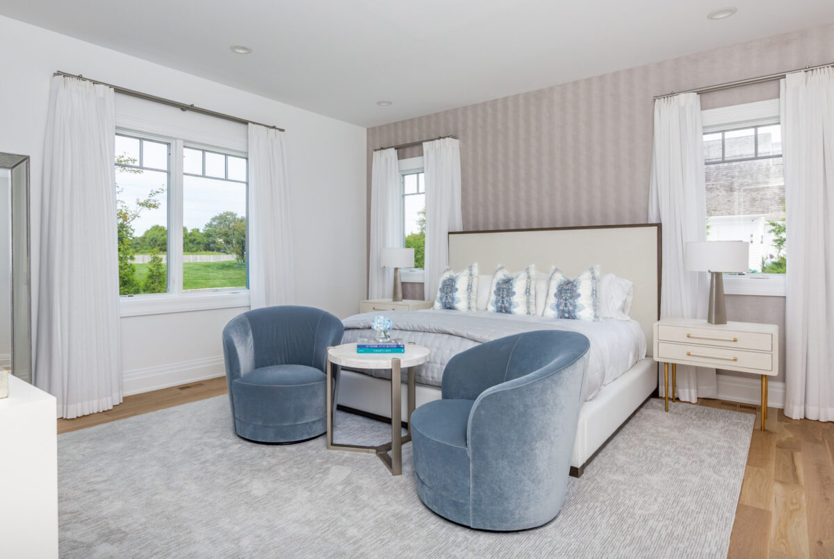 Junior Primary Suite Bed & Lounge With Window View - Main Level