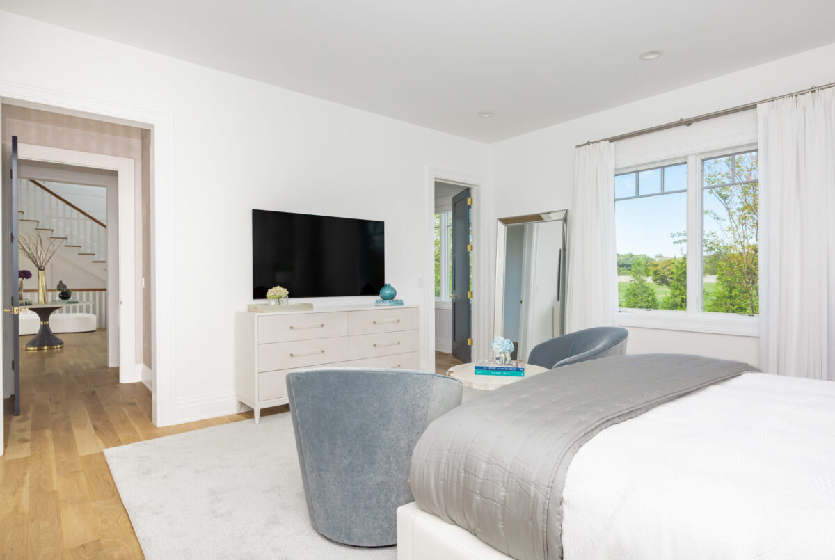 Junior Primary Suite TV & Lounge - Main Level