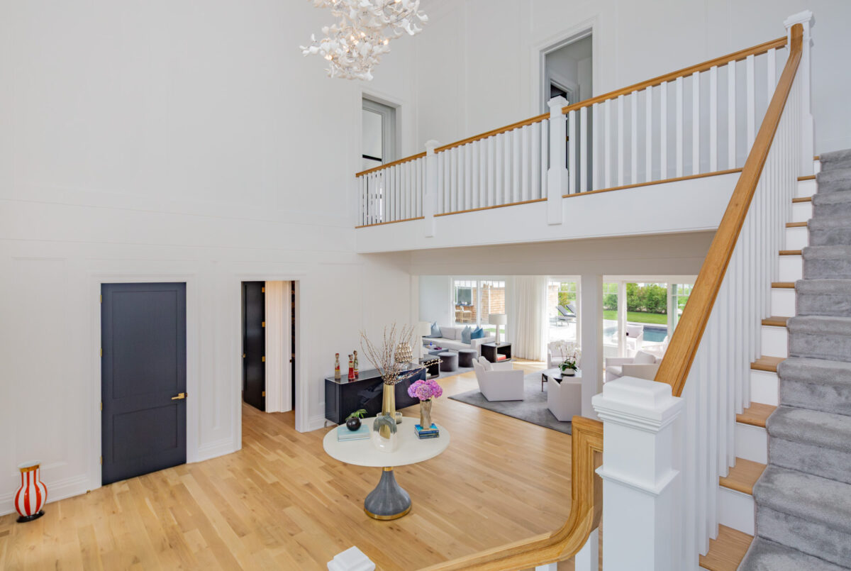 Foyer & Upper Level Hall - Stairs