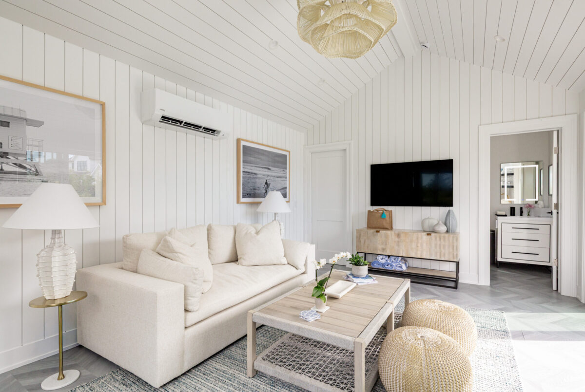 Pool House Lounge – Backyard